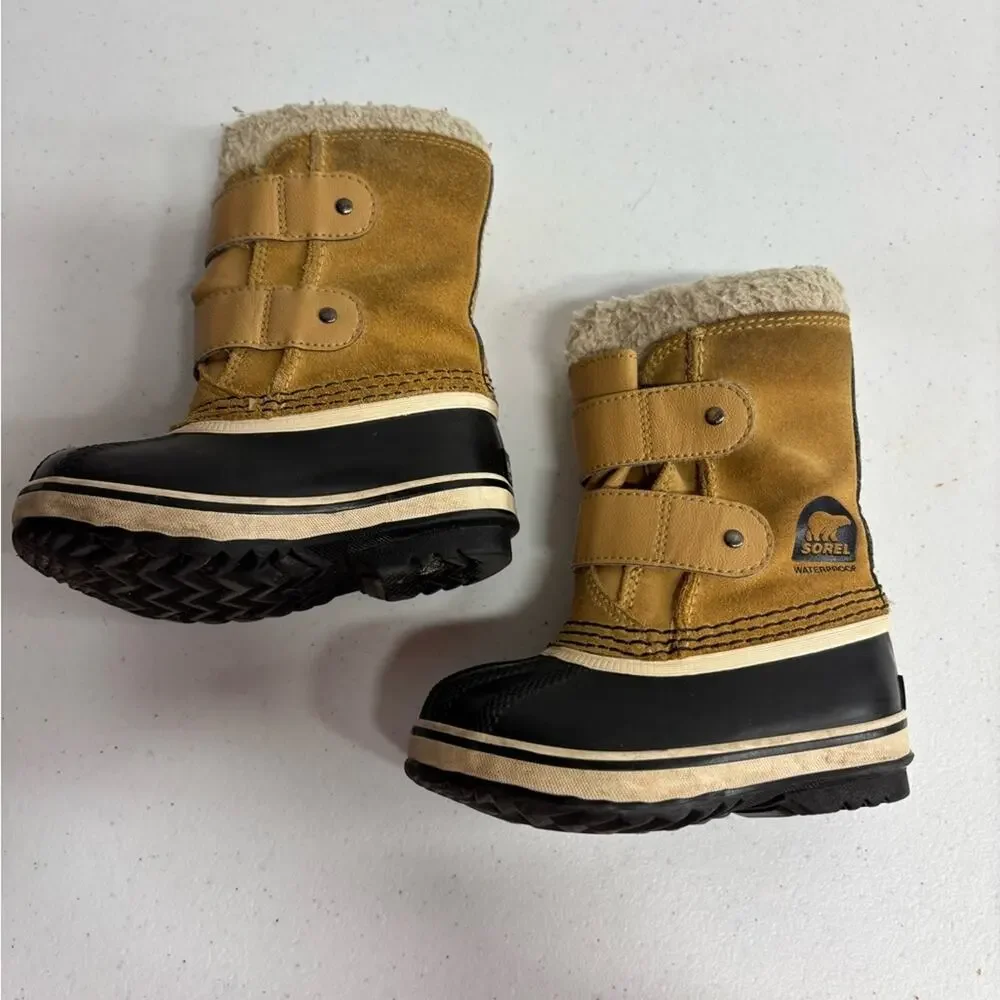 Sorel 1964 Pac Strap Snow boots in the 'Curry' color Child Size 6